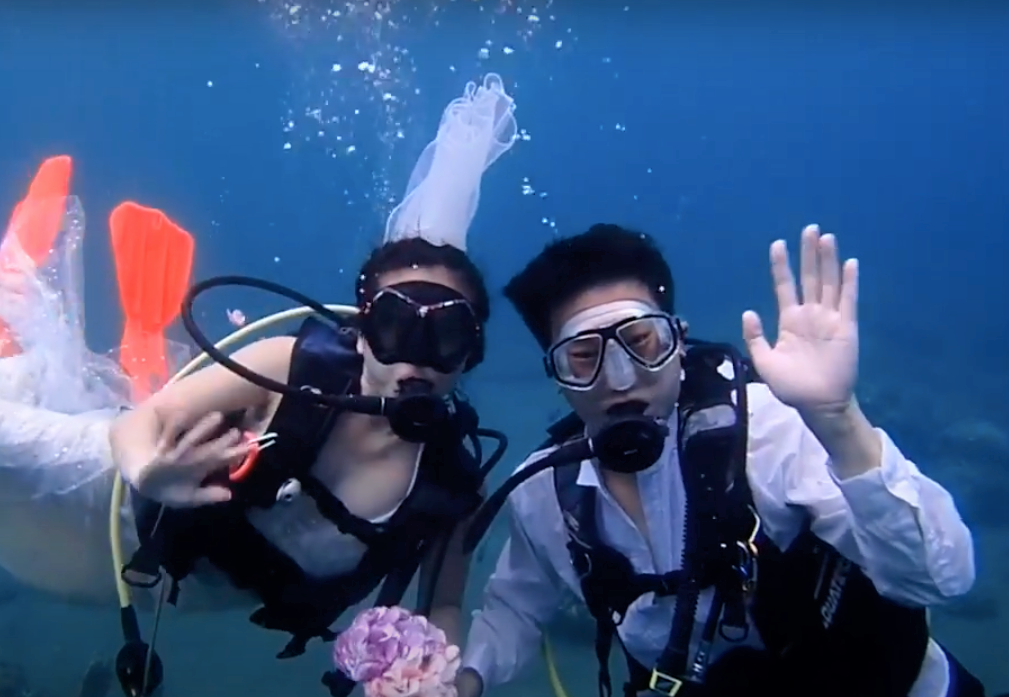 Underwater Engagement Shoot Is The Trend We Are Crushing On